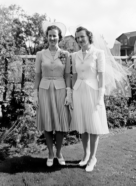 Hett, Betty; unknown in heart hats 02