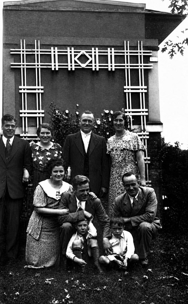 Hett, Herb; Hazen; Norman; Pearl with extended family 1934J23